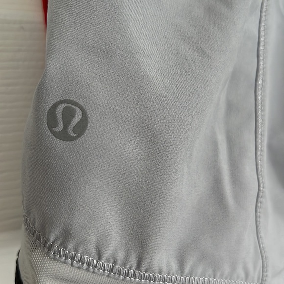 Lululemon Hotty Hot Short 2.5 inseam - Picture 3 of 4